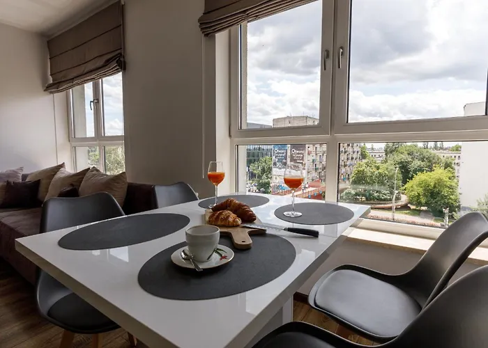 - Center - Comfortable And Bright - L17